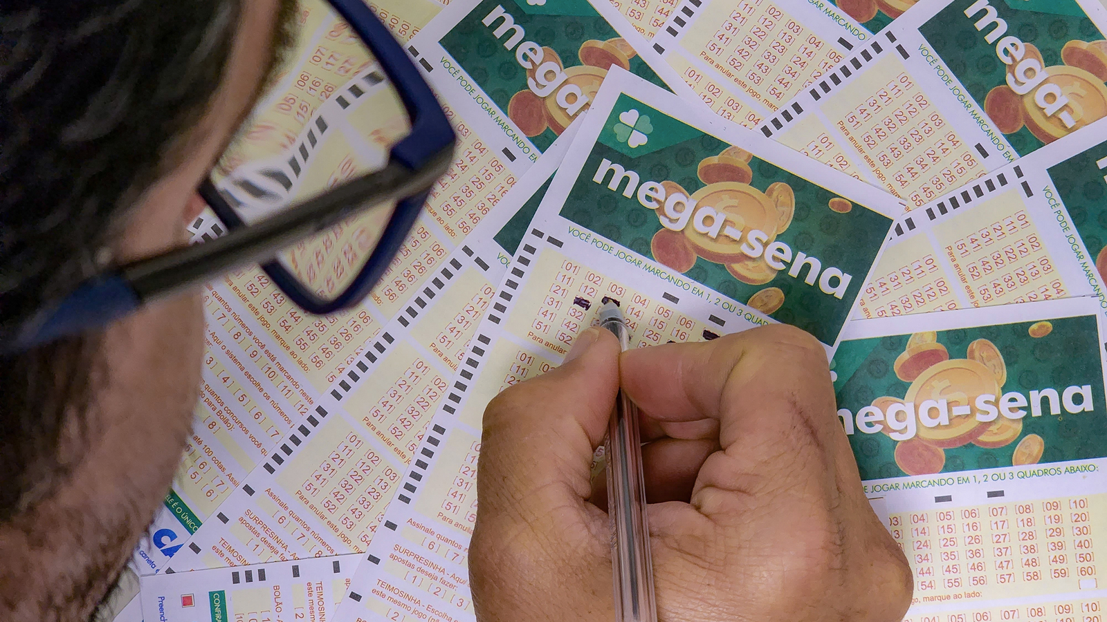 Volantes da Mega Sena sendo preenchidos para apostas em casas lotéricas da Caixa. Foto: Rafa Neddermeyer/Agência Brasil/Arquivo