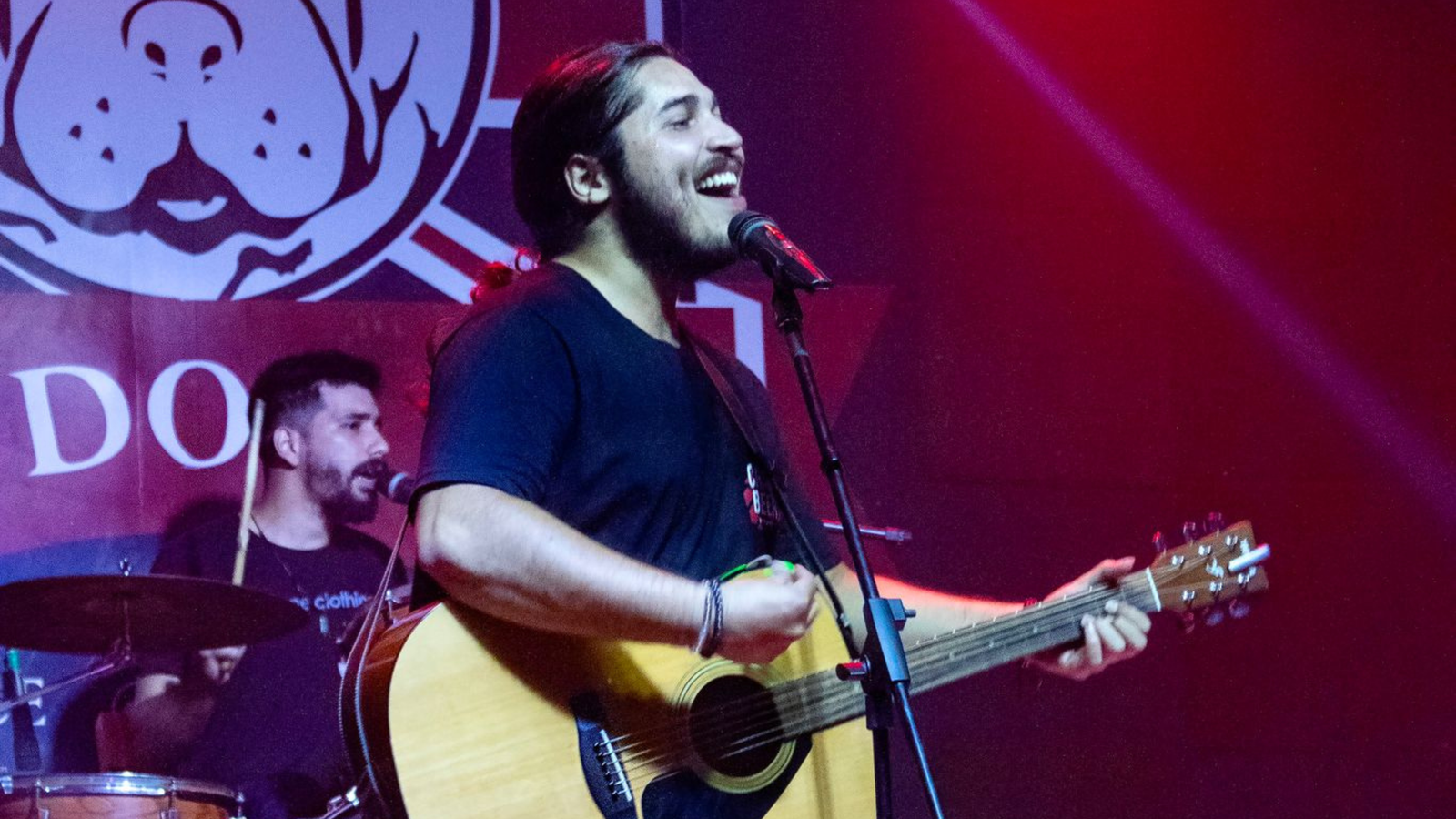 Cantor Gabriel Fonseca se apresentando no Red Dog Pub - Foto: Divulgação/Arquivo Pessoal