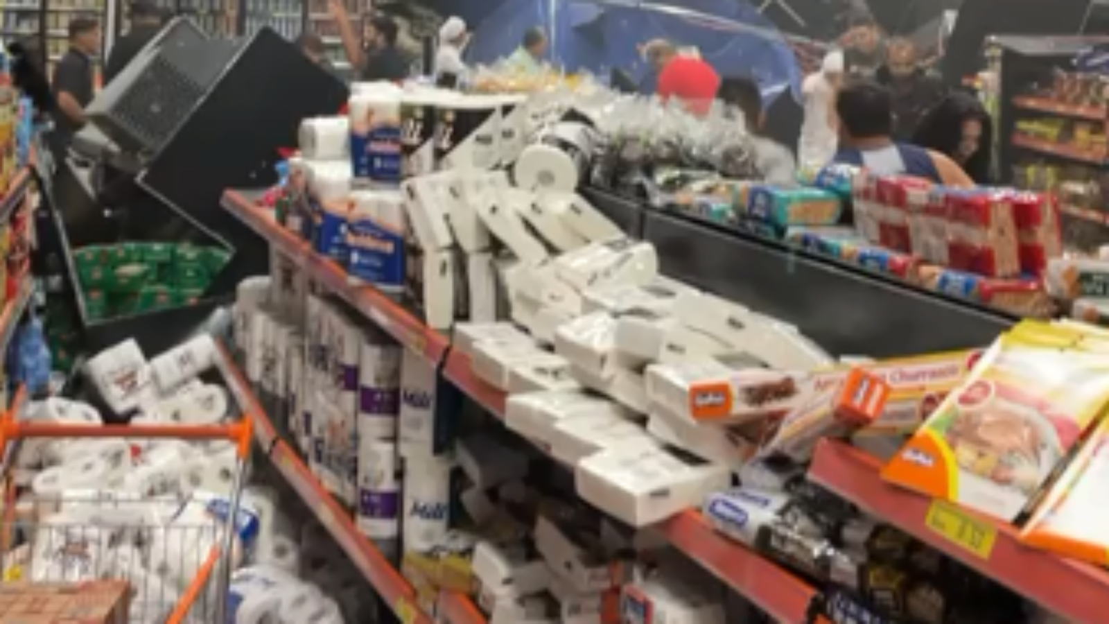 Caixa dágua cai em cima de supermercado - Foto: Reprodução/ Redes Sociais