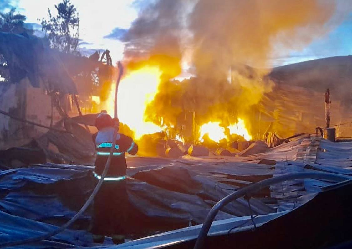 O incêndio destruiu parcialmente a estrutura do local _ Foto: Divulgação/CBMAM