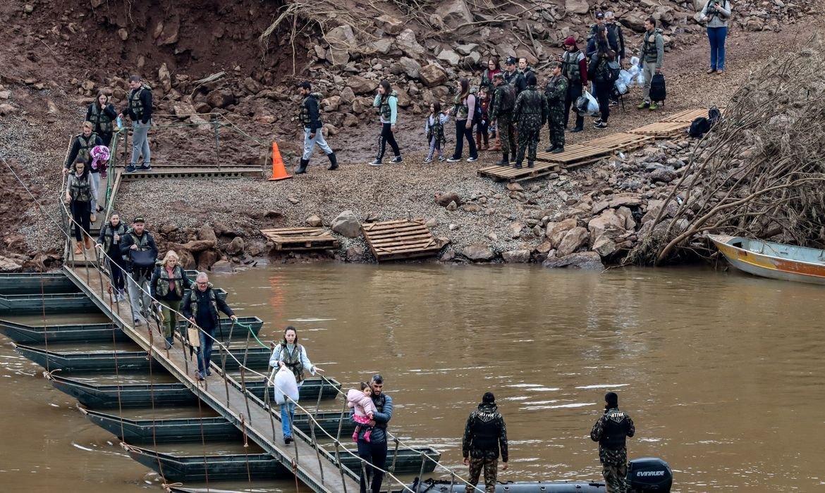 Soldados do exército restabelecem passarelas flutuantes após enchentes devastadoras no Vale do Taquari - Foto: Reprodução/Rafa Neddermeyer/Agência Brasil