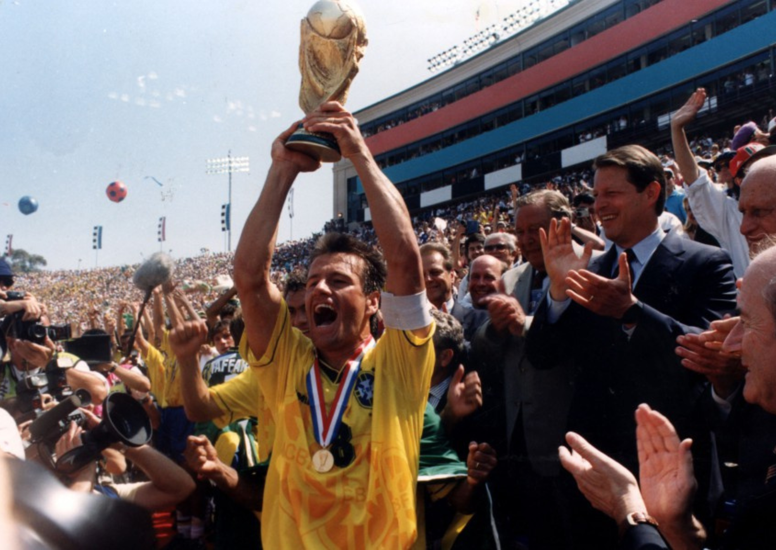 Seleção Brasileira celebra o tetracampeonato mundial após vencer a Itália nos pênaltis na final da Copa do Mundo de 1994, nos Estados Unidos - Foto: Divulgação/ CBF