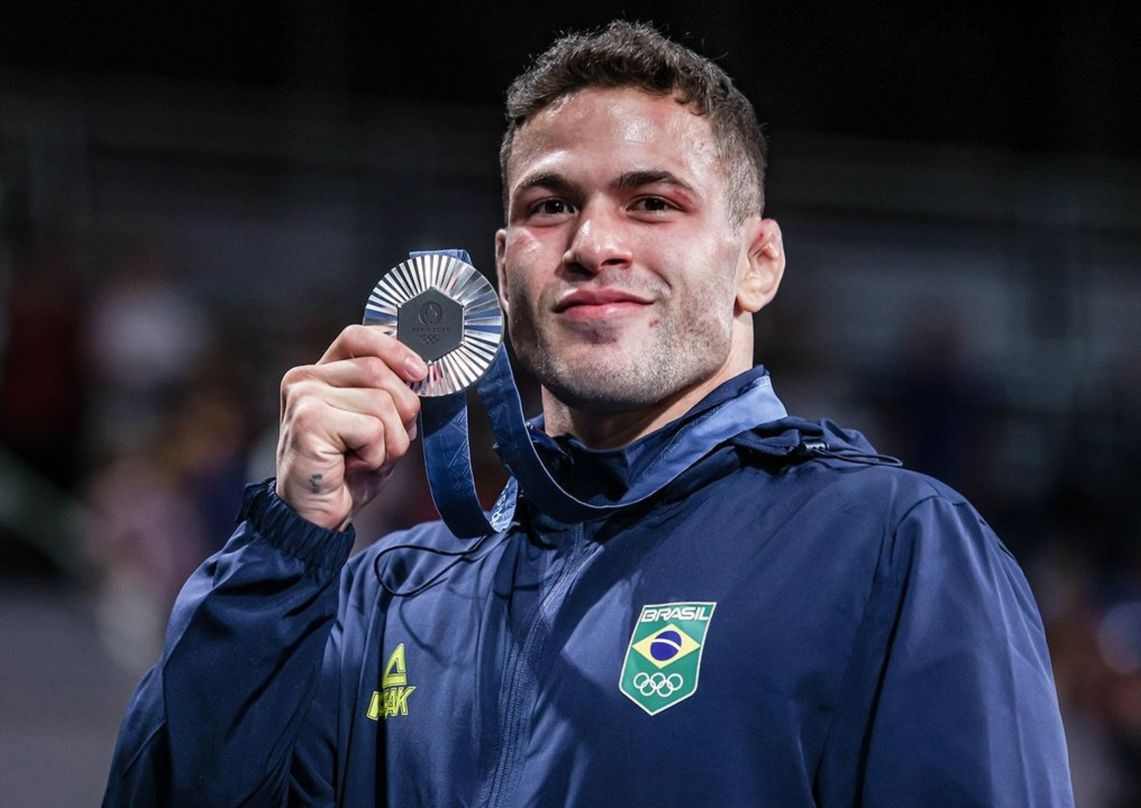 Willian Lima celebra prata na categoria meio-leve (66kg) nos Jogos Olímpicos de Paris 2024, marcando o primeiro pódio masculino do judô brasileiro - Foto: Reprodução/ Instagram @judocbj