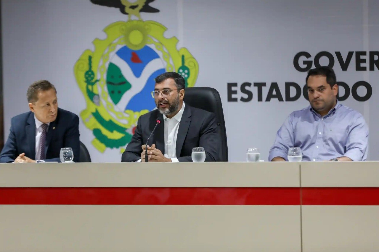 Pagamento do 13º, salário de dezembro e Auxílio Estadual movimentará R$ 1,6 bilhão no Amazonas, anunciou Wilson Lima - Foto: Divulgação/ Alex Pazuello e Diego Peres / Secom