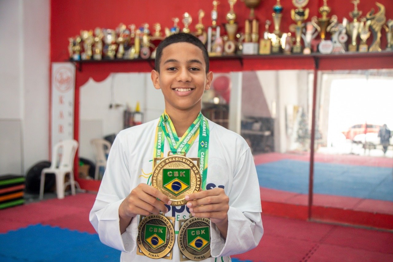 O atleta, Samuel Lima, talento amazonense no karatê, mira pódios mundiais - Foto: Reprodução/Julcemar Alves e Divulgação/Sedel