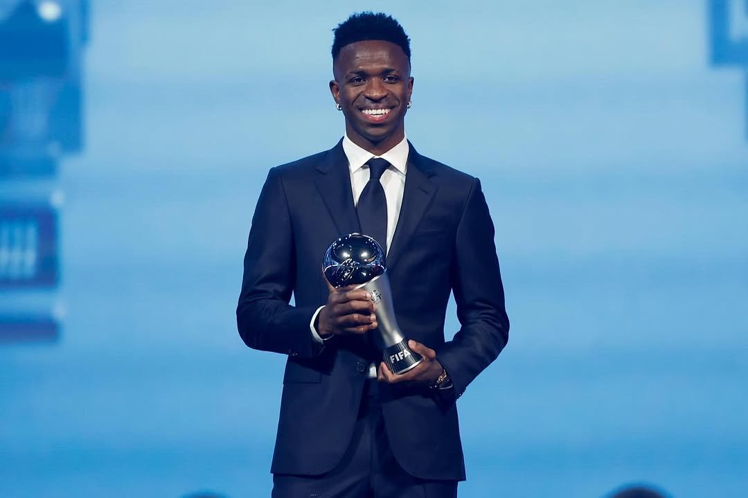 Vinícius Júnior celebra o prêmio de melhor jogador do mundo pela FIFA em 2024, consolidando sua trajetória de sucesso no Real Madrid e na Seleção Brasileira - Foto: Reprodução/ Instagram @vinijr