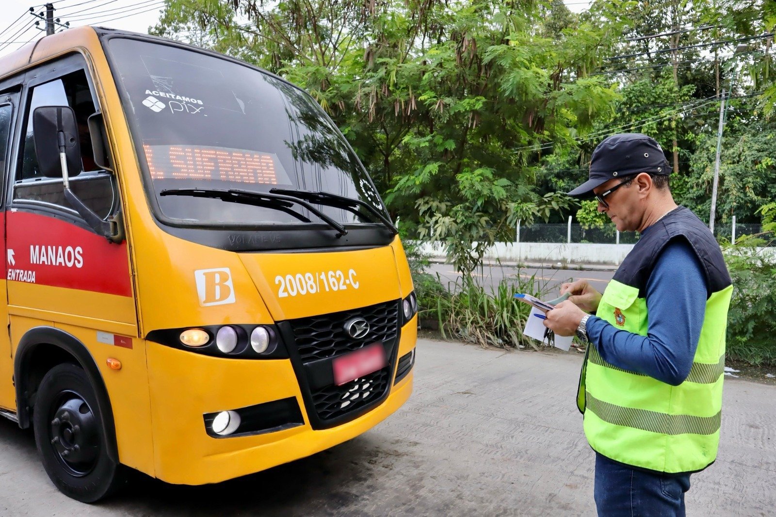 Fiscalização do IMMU aborda micro-ônibus e garante segurança no transporte público - Foto: Divulgação/Karol Silva/IMMU