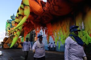 Caprichoso e Garantido realizam últimos traslados de alegorias para o Festival de Parintins 2025