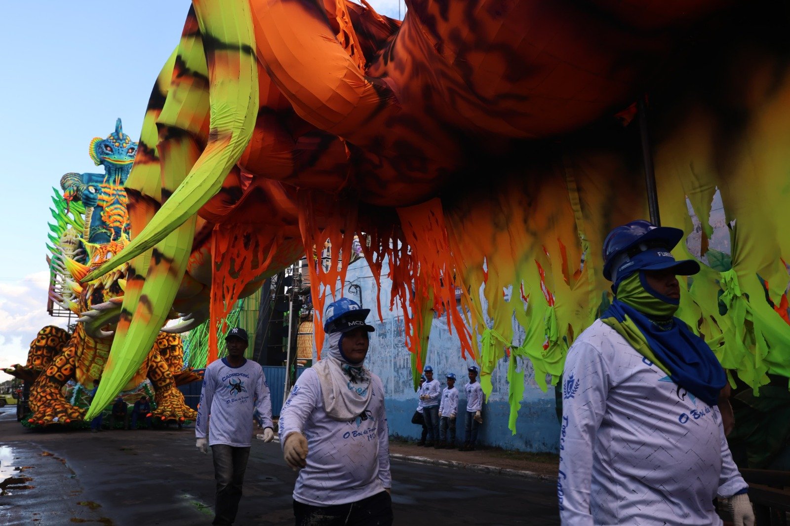 Alegorias de Caprichoso e Garantido seguem em traslado para a concentração do Festival de Parintins 2025 - Foto: Mauro Neto/Secom