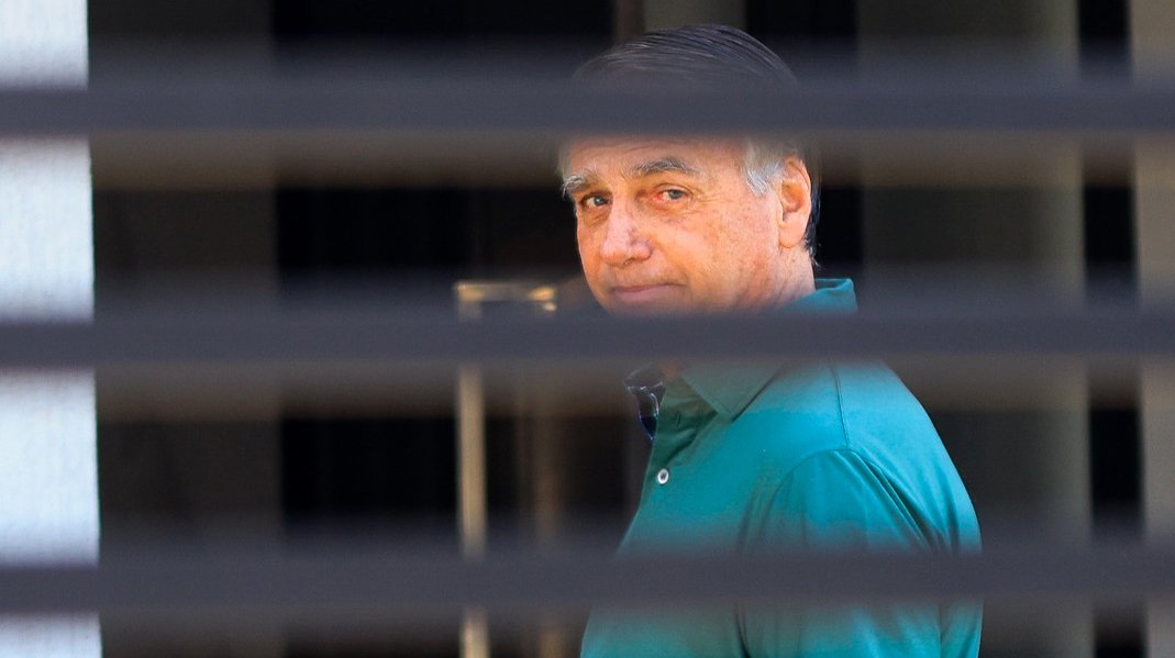 Bolsonaro é preso após mudança para prisão preventiva