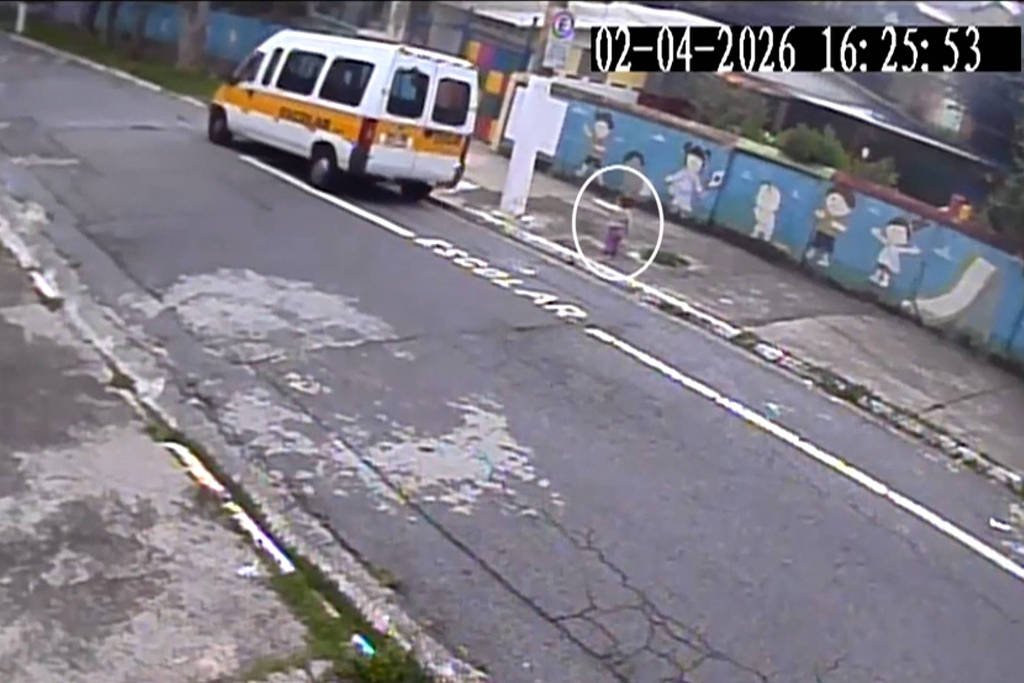 Câmeras registraram criança correndo atrás de van após ficar para trás em São Paulo - Foto: Reprodução/TV Record