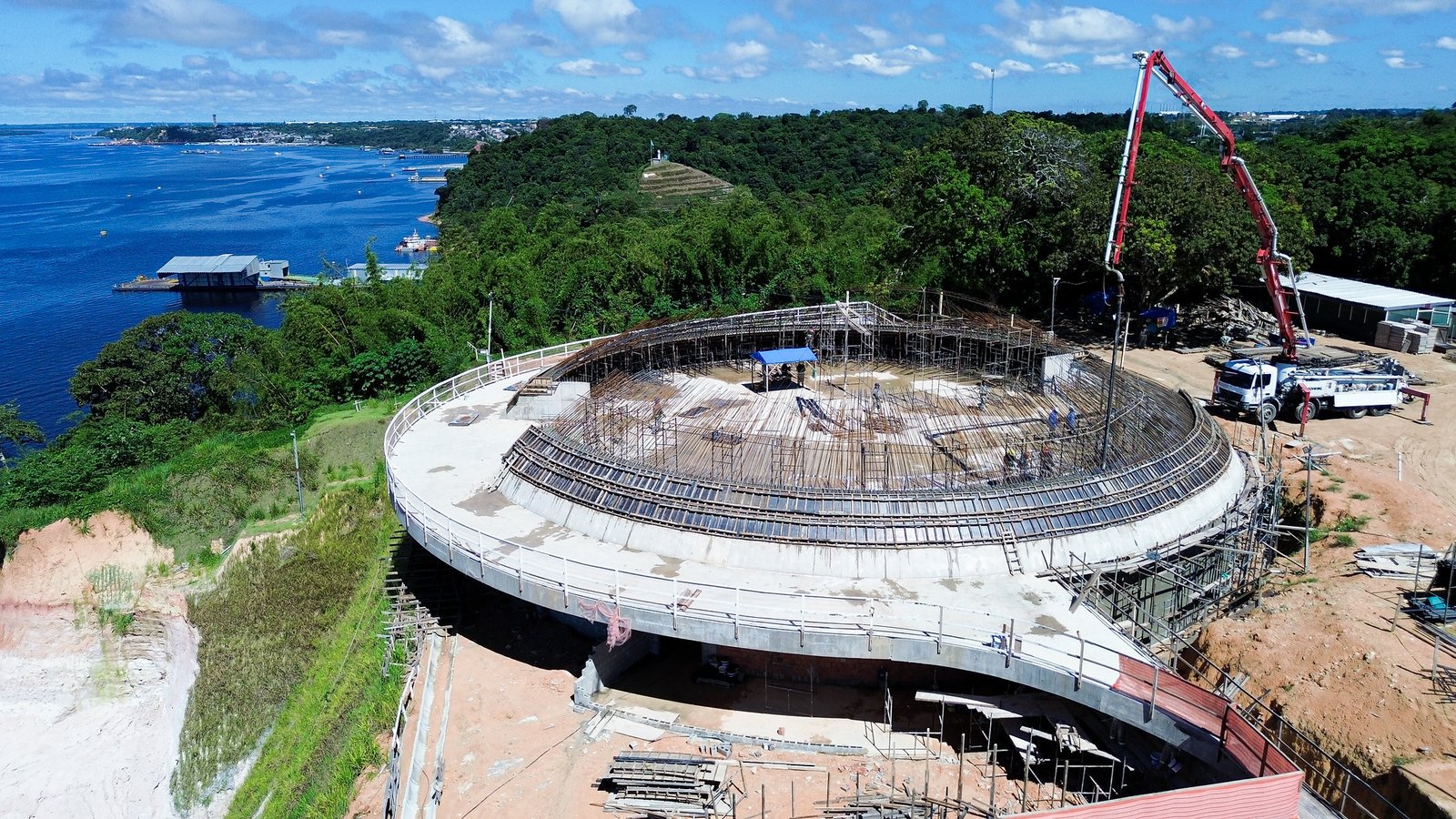 Cúpula da Oca Niemeyer avança em Manaus com nova etapa de concretagem no Parque Encontro das Águas