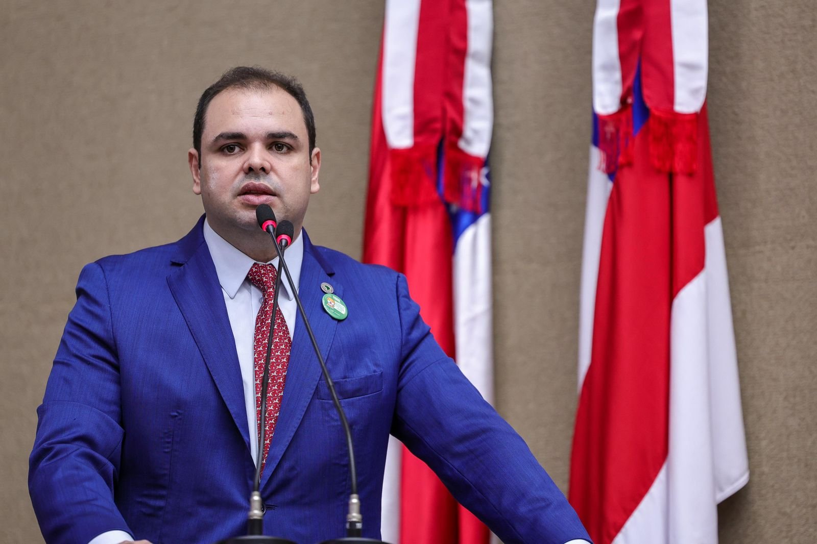 Governador interino do Amazonas suspende contratos de empresas familiares