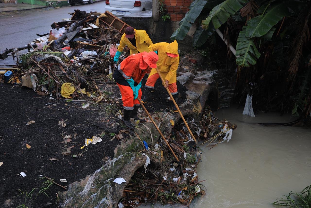 Equipes da Prefeitura atuam na limpeza e desobstrução após chuva intensa em Manaus - Foto: Semusp