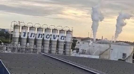 Equipes do Corpo de Bombeiros seguem trabalhando no resfriamento do tanque e na sucção do estireno após vazamento em indústria do Distrito Industrial de Manaus - Foto: Internet